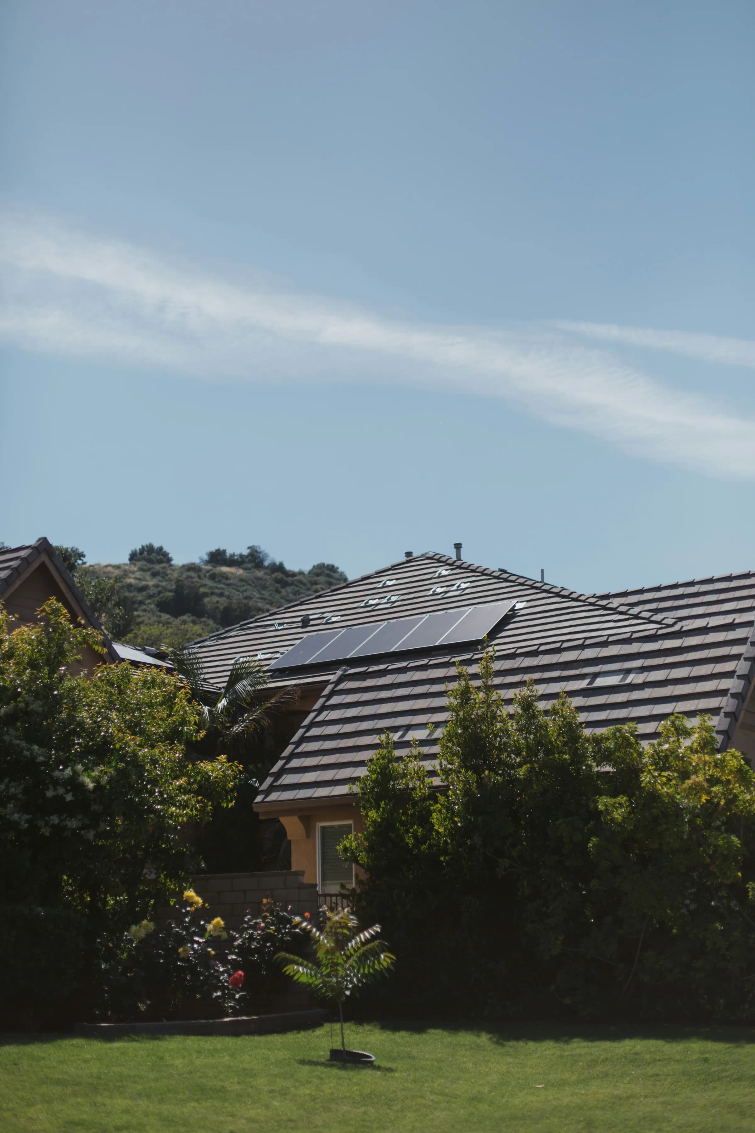 Porodična kuća sa solarnim panelima na krovu