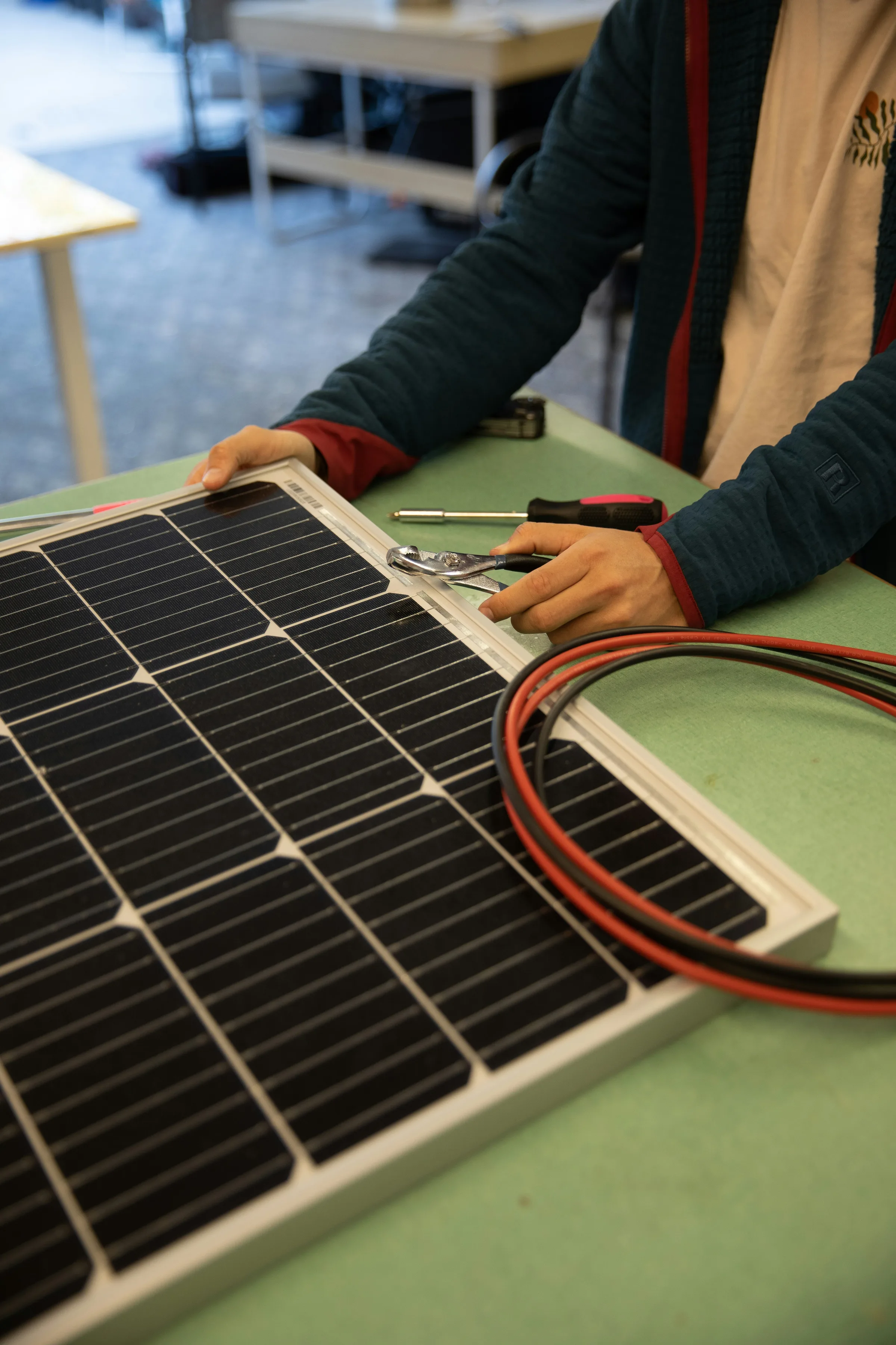 Solarni panel sa DC kablovima pre montaže
