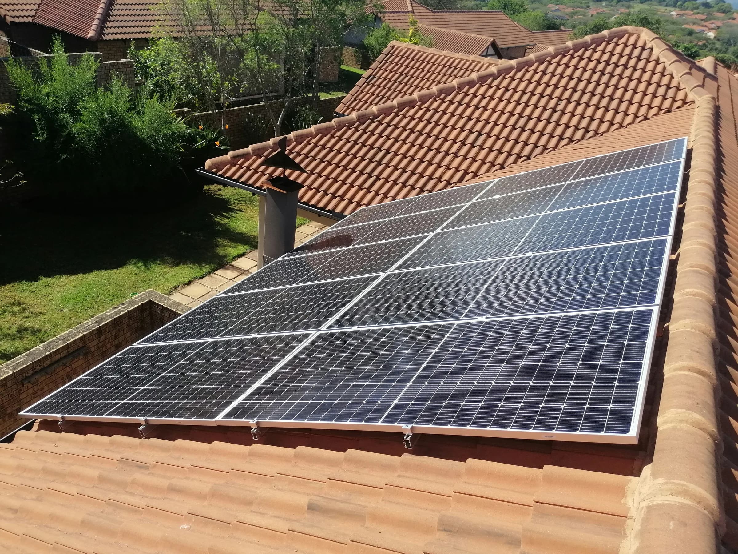 Završena instalacija solarnih panela na krovu od crepa
